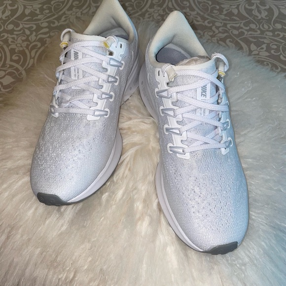 Brand new women white nike shoes - Picture 10 of 13